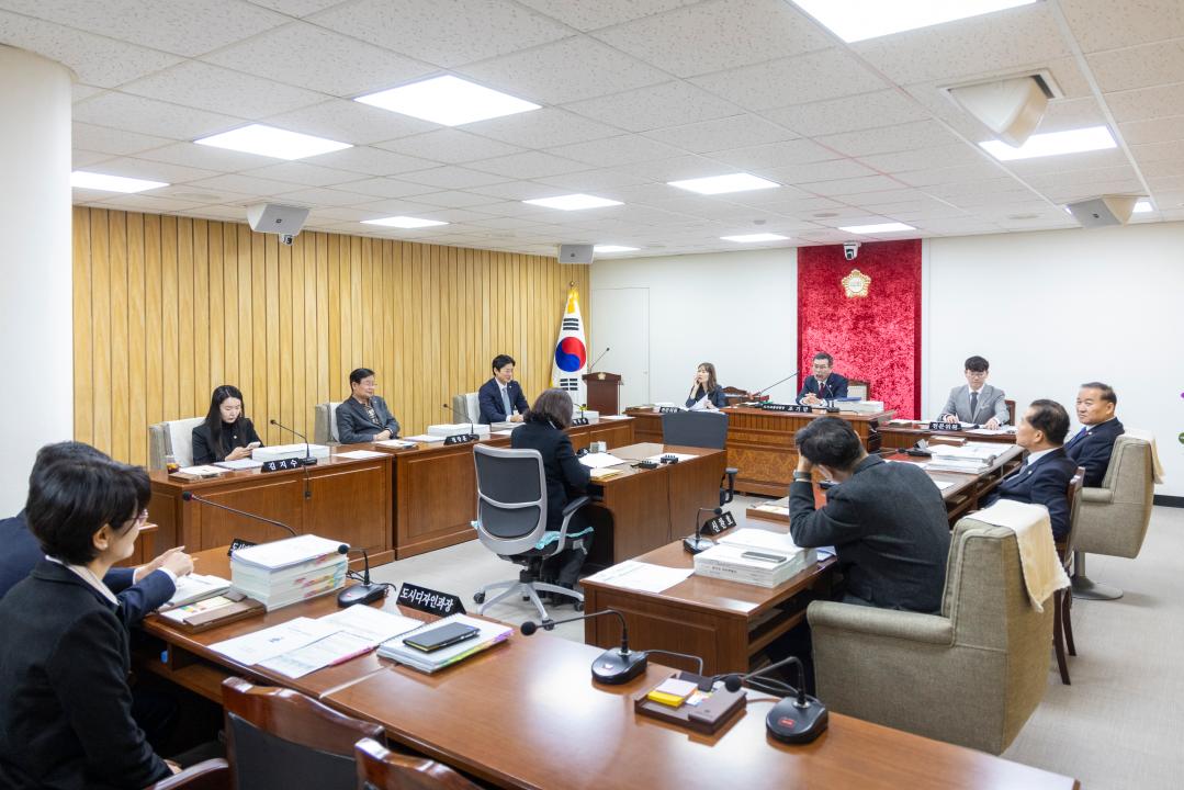 '도시교통위원회 제1차회의(제316회 제2차정례회)' 게시글의 사진(1) '20251127 도시교통위원회 제1차회의 (1).jpg'