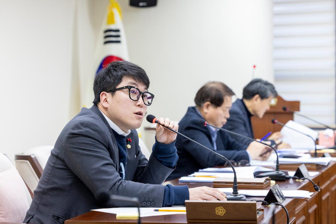 '미래복지위원회 제5차회의(제317회 임시회)' 게시글의 사진(8) '20260202 미래복지위원회 제5차회의 (110).jpg'