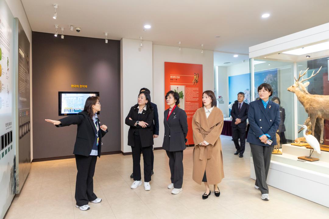 '행정재무위원회 현장방문-허준박물관(제318 임시회)' 게시글의 사진(9) '20260318 행정재무현장방문-허준박물관 (10).jpg'